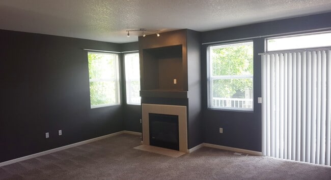 Foto del edificio - 3br/2.5ba Townhome with 2-Car Garage + Bonus Room  ** Central Heat & AC **