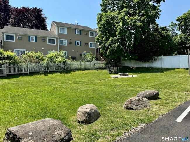 Foto del edificio - 115 Flax Hill Rd