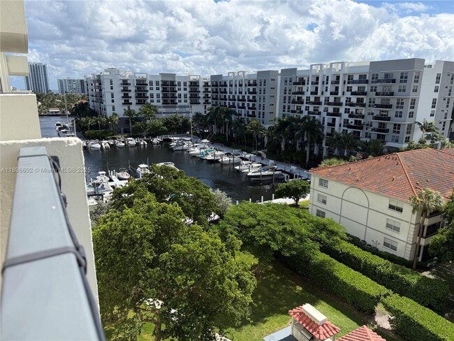 Building Photo - 3200 Port Royale Dr N