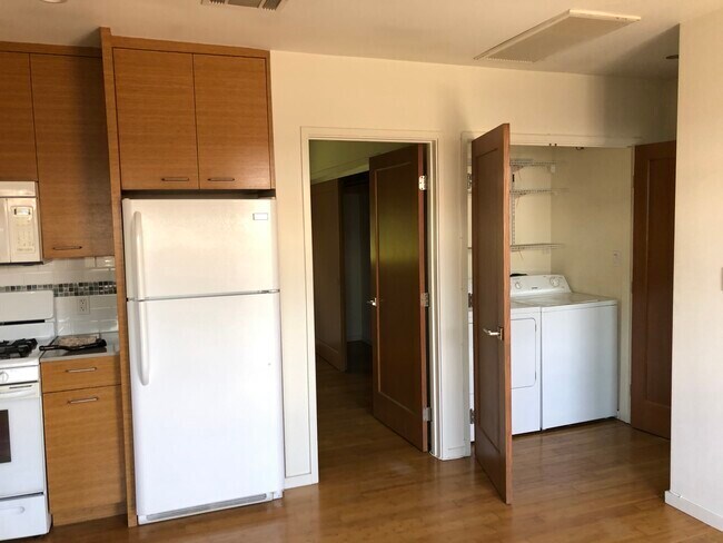 Full Washer / Dryer in unit - 3575 Helms Ave