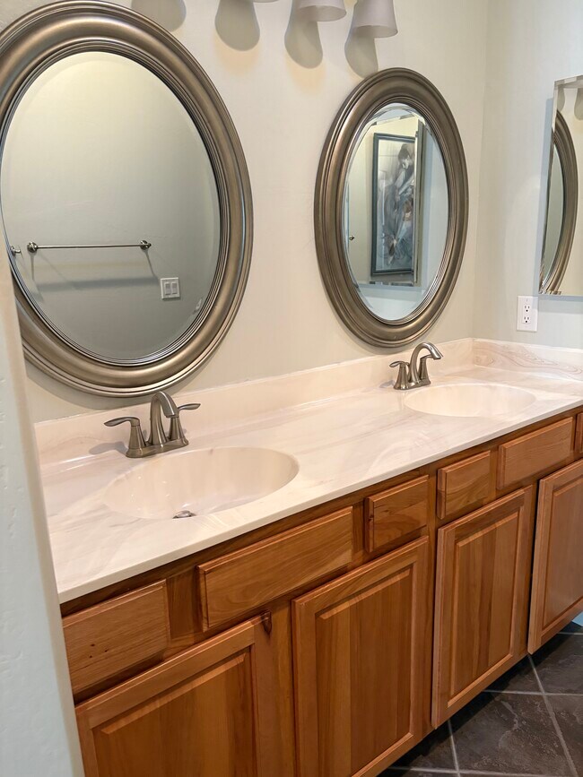Foto del edificio - 1351 W Sierra Buena Ct