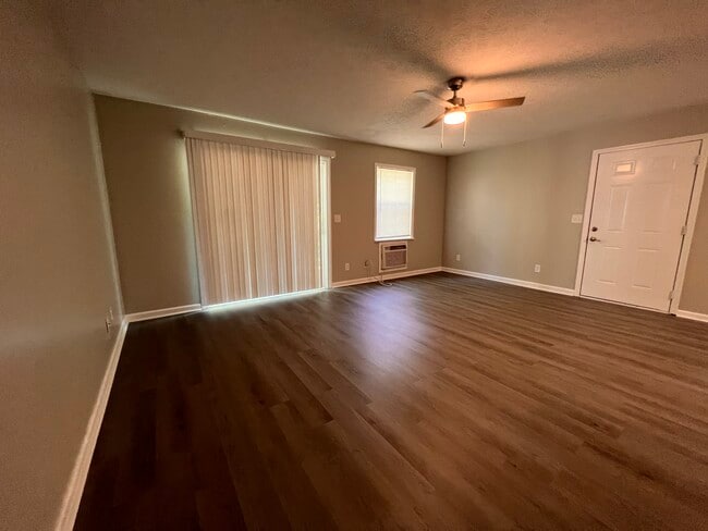 Building Photo - Poplar Point