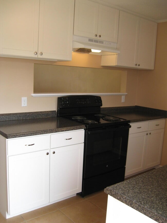 Building Photo - 545 Hickory Ave