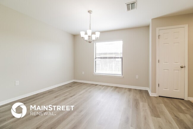 Building Photo - 719 Center Lake St