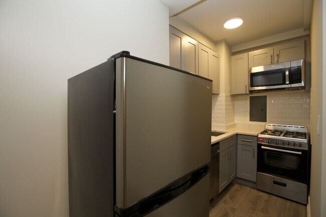 Foto del edificio - 545 W Belmont Ave