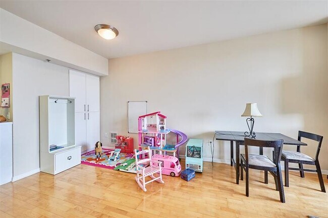 Foto del edificio - 102 Christopher Columbus Dr