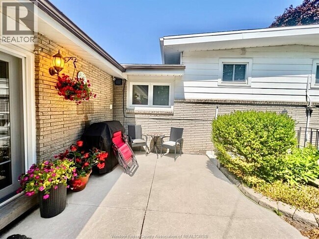 Photo du bâtiment - 1669 Cherrylawn Crescent