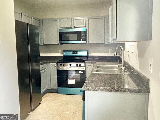 Foto del edificio - 739 Wheel House Ln