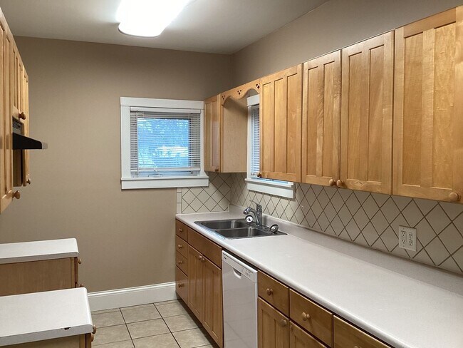 Building Photo - 210 Monroe St 4BR/1.5BA (Middletown)