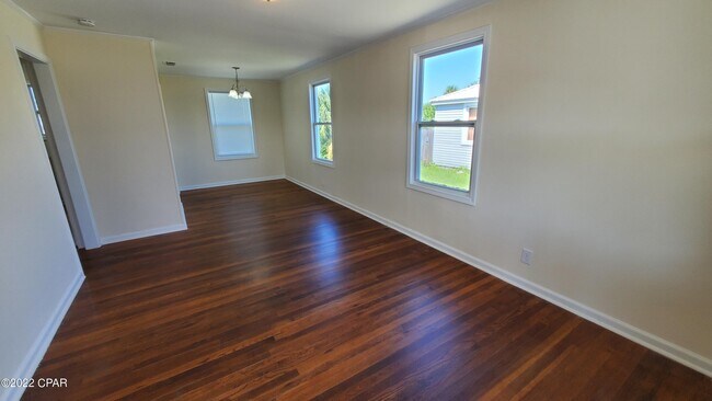 Building Photo - 315 N Bonita Ave