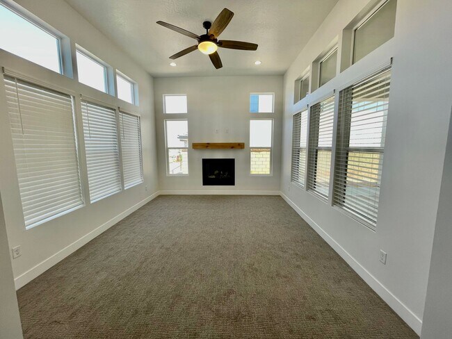 Building Photo - Like New! Three Bedroom Home in Desert Color