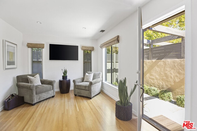 Foto del edificio - 733 Westmount Dr