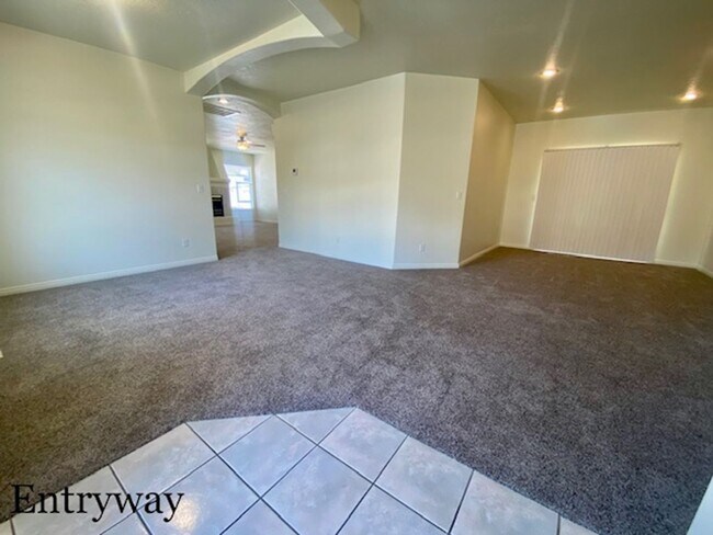 Foto del edificio - SPACIOUS HOME FOR RENT!