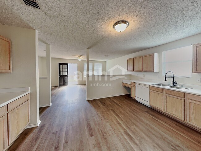 Foto del edificio - 16136 Shawnee Trl