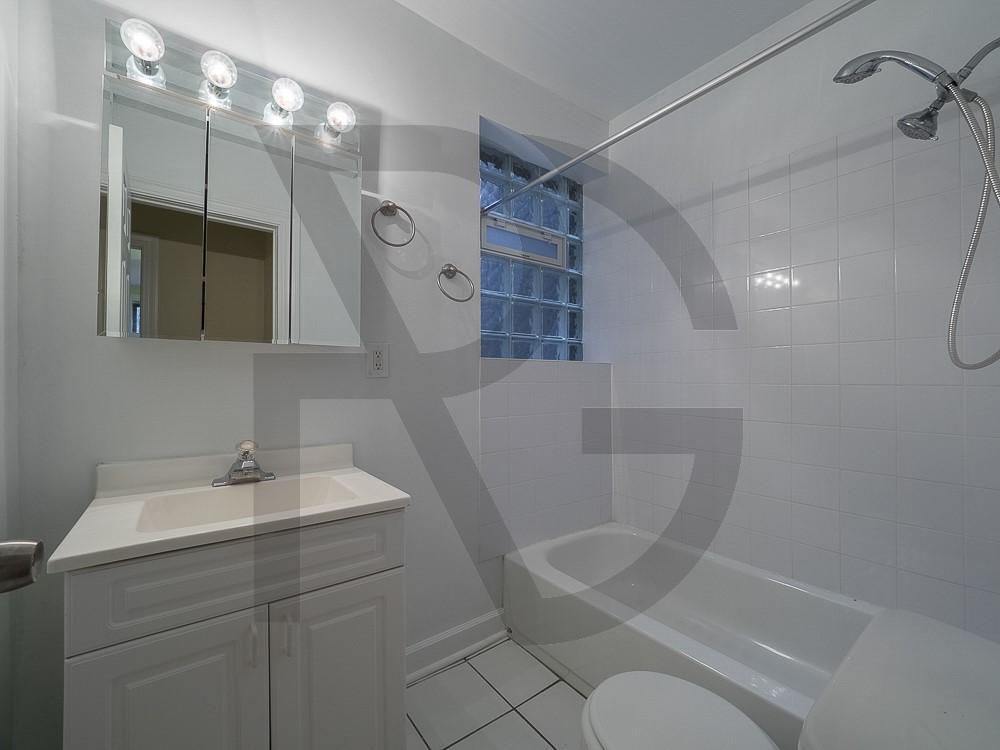 Building Photo - Perfectly located one bed in East Lakeview