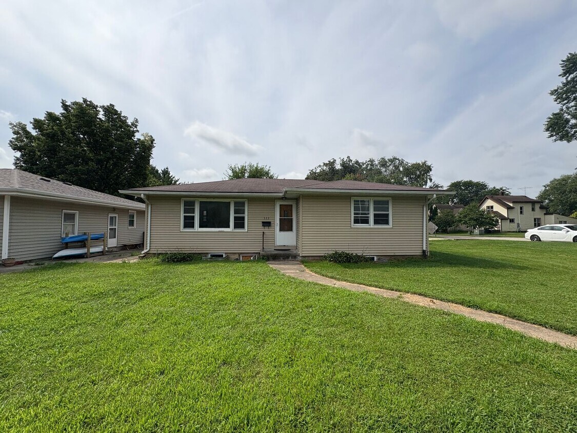Foto principal - 3 Bedroom 1 Bathroom Duplex in Cedar Falls!