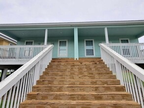 Building Photo - 527 12th St