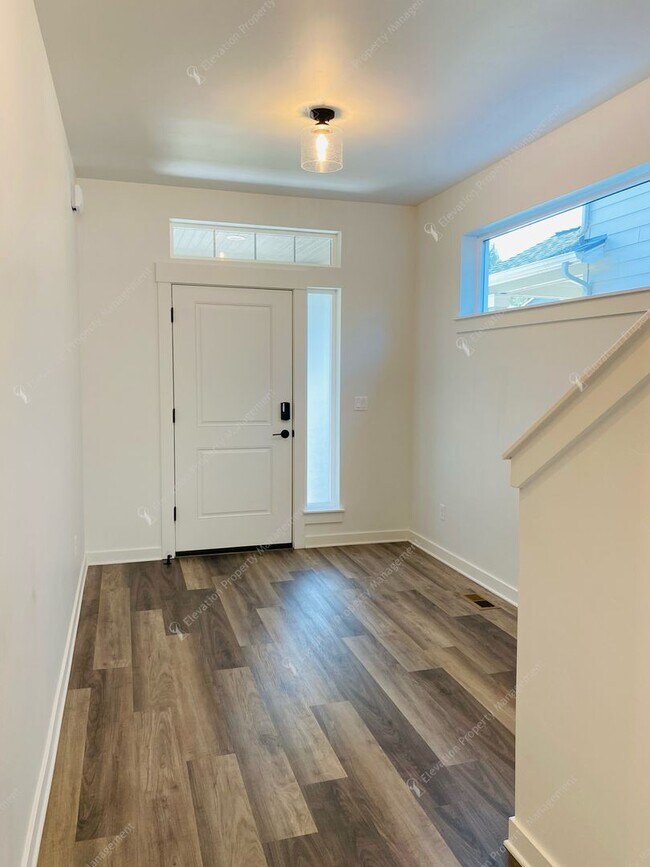 Building Photo - Bright & Spacious SE Bend Retreat with Vau...