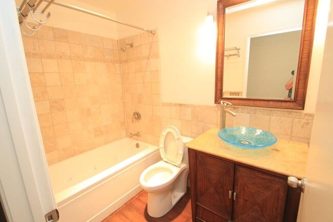 Building Photo - Charming 3-Bed, 2-Bath Single-Story Condo ...