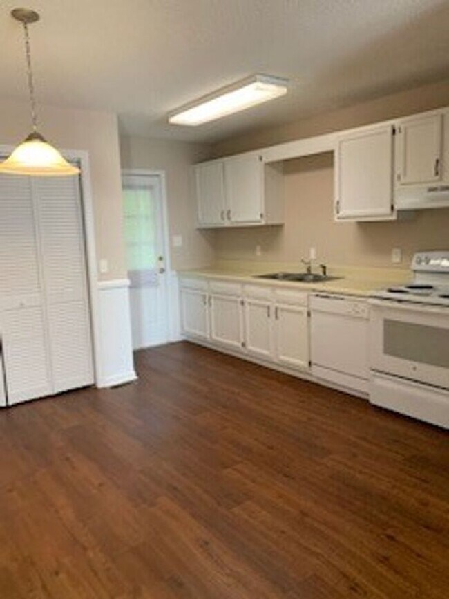 Building Photo - 2 Bedroom 1 Bath Oak Ridge Garden Style du...