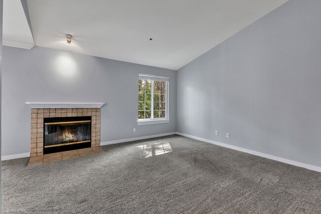 Building Photo - 1 bed 1 bath top floor corner condo at Vil...