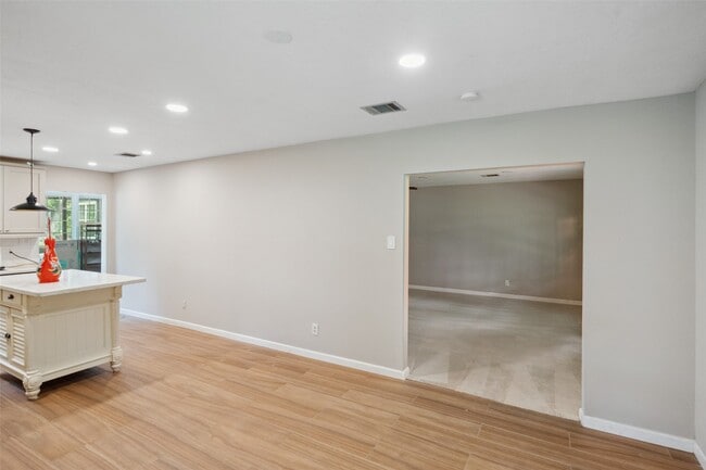 Building Photo - 13373 Southshore Dr