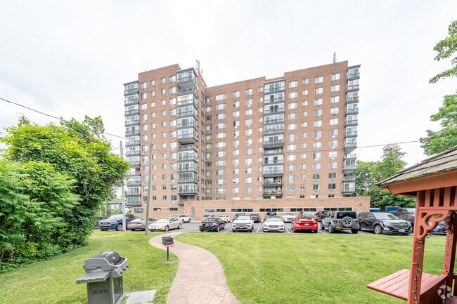 Building Photo - Parkway Condominiums