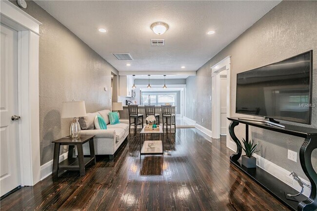 Foto del edificio - "Charming 3-Bed, 2-Bath Gem in Tampa's Heart - 1244 Sq Ft of Comfort Awaits!"