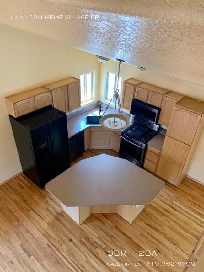 Building Photo - Beautiful interior single family home