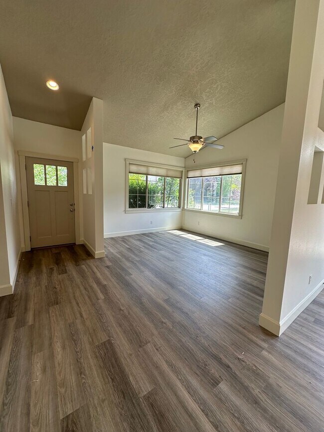 Foto del edificio - 3 Bedroom 2 Bath Home, New Paint, New LVP ...