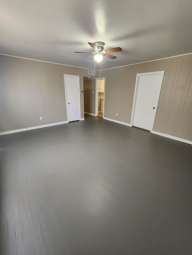 Building Photo - 3 bed 2 bath 1 car garage