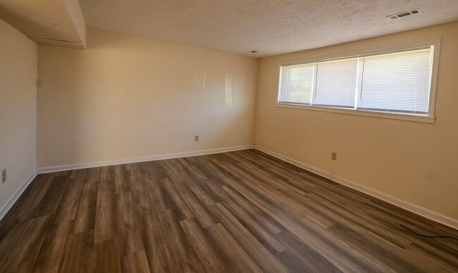 Building Photo - 922 Southern Hills Dr