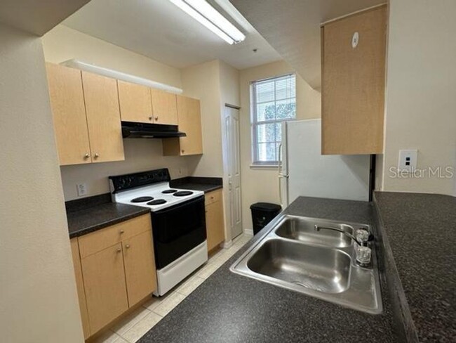 Building Photo - 1 Bedroom Top Floor Condo at Siena in Cele...