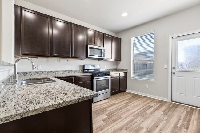 Foto del edificio - 914 Canyon Hill Ln