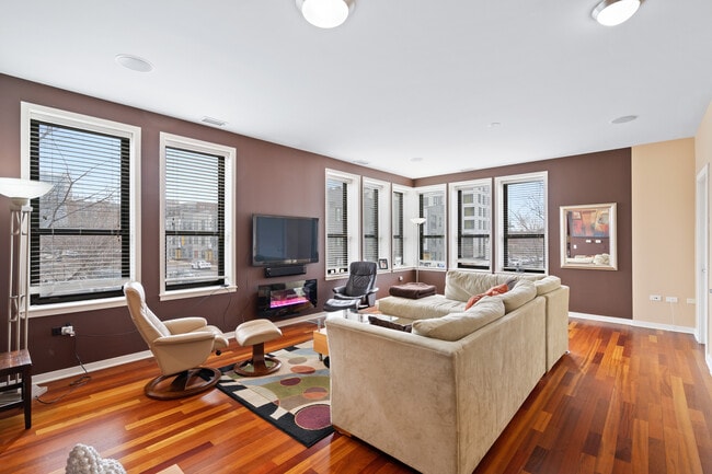 Sun drenched living room - 1141 N Cambridge Ave