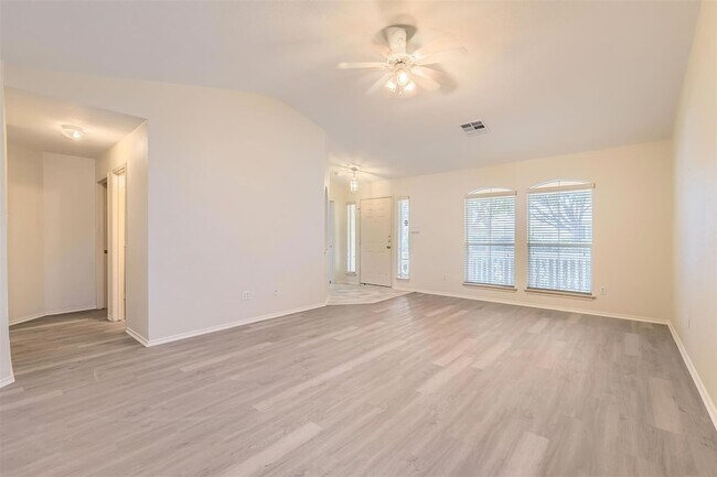 Foto del edificio - 716 Scheel Rd