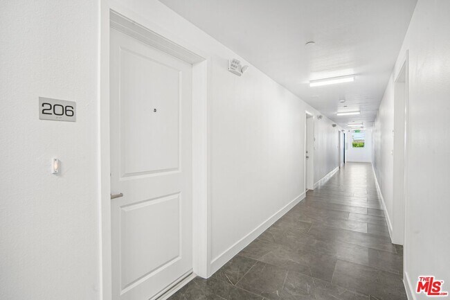 Building Photo - 3221 W 71st St