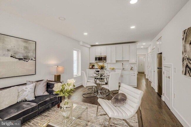 Foto del edificio - Columbia Heights 2BR 2BA w/Parking & Private Patio Garden