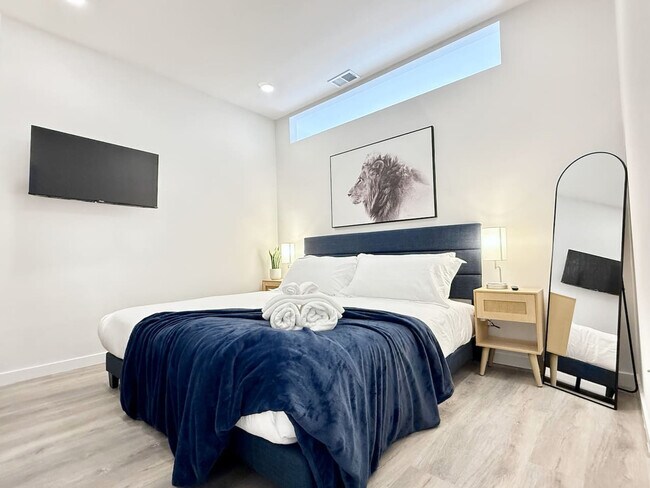 Building Photo - 501 N Perth St