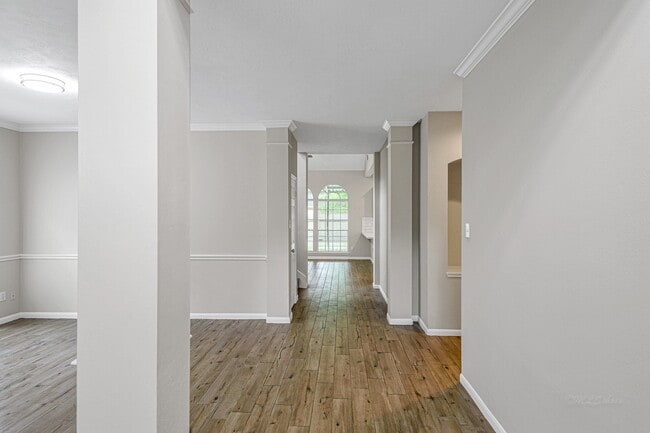 Building Photo - 8827 Lawncliff Ln