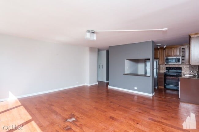 Building Photo - 1450 N Sandburg Terrace