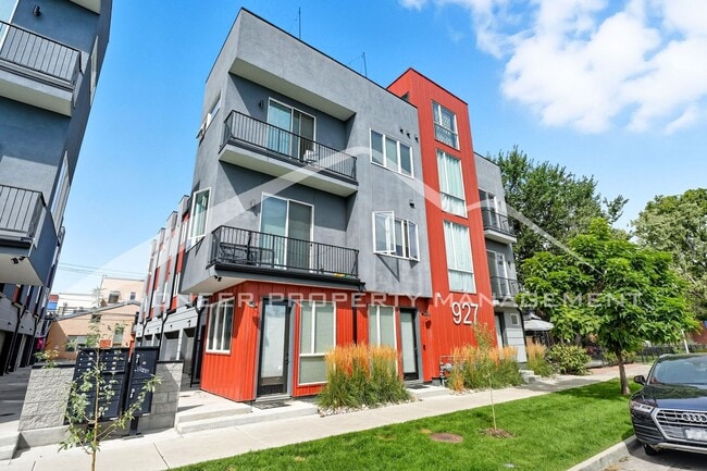 Building Photo - Gorgeous Townhouse with Mountain Views and...
