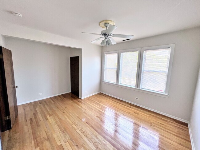 Foto del edificio - 2306 N Hoyne Ave