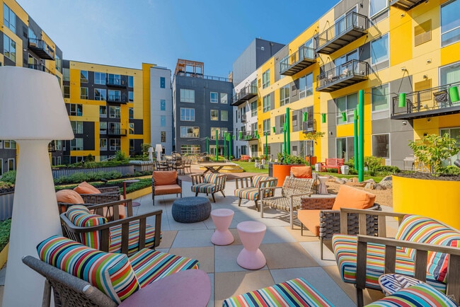 Building Photo - 1989 Main