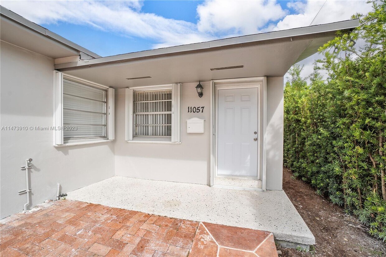 Foto principal - 11057 SW 3rd St