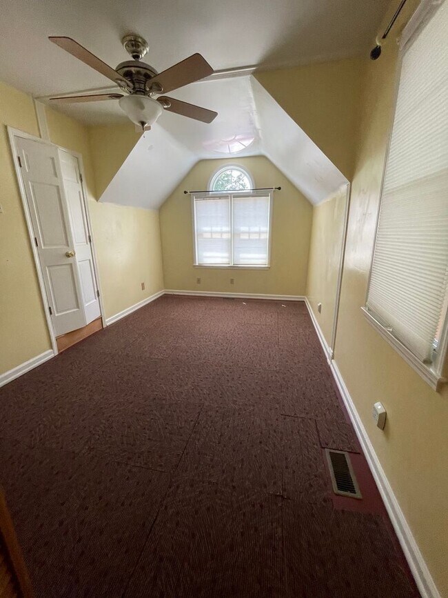 Building Photo - 3 bedroom/1 bath House Suncrest Close to M...