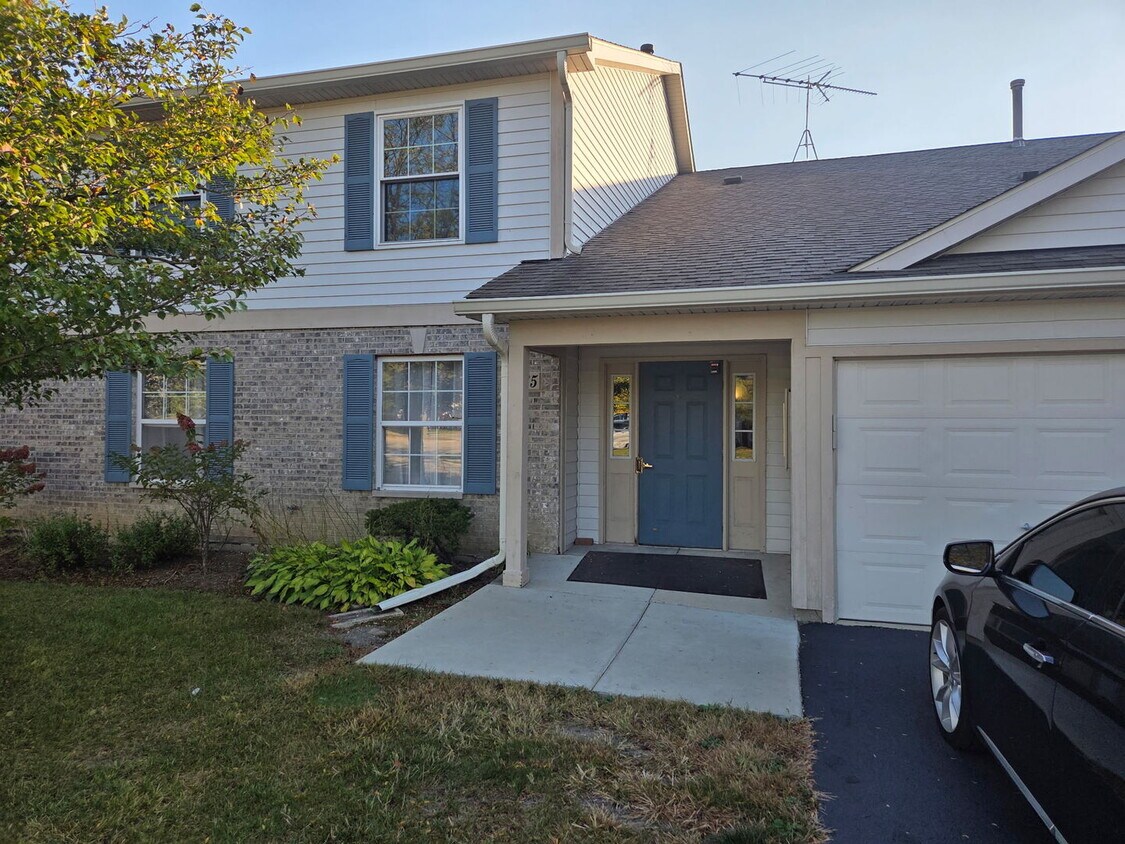 Primary Photo - 1065 N Village Dr