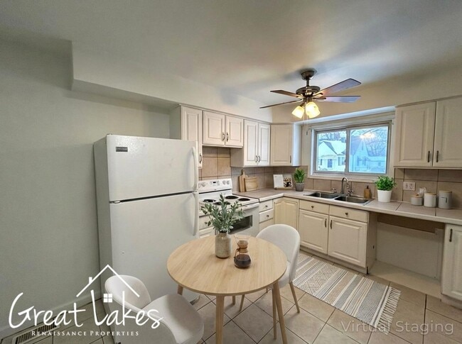 Foto del edificio - Charming 3 Bedroom 1.5 Bathroom now available for rent