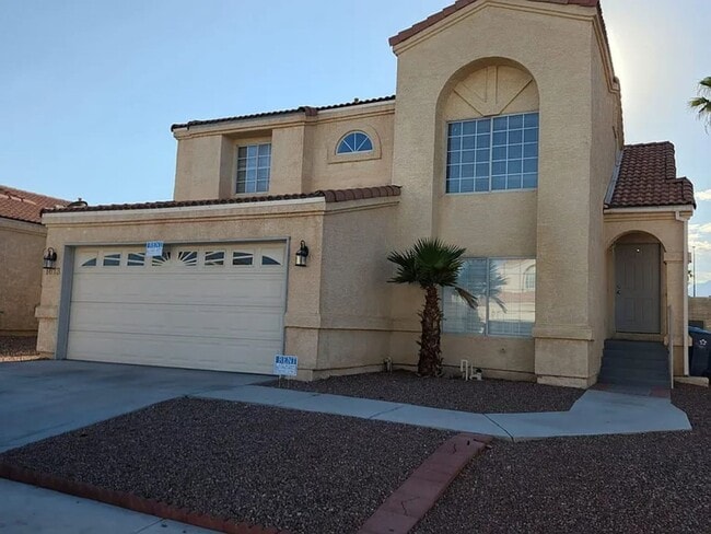 Building Photo - 1613 Royal Palm Dr