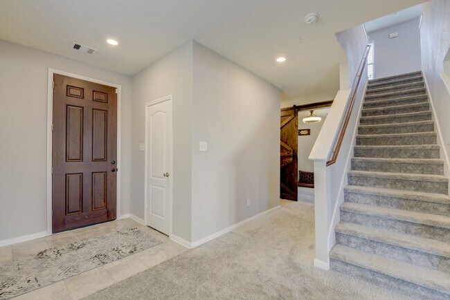 Building Photo - 5 Bedroom / 2.5 Bathroom 2-Story home in K...